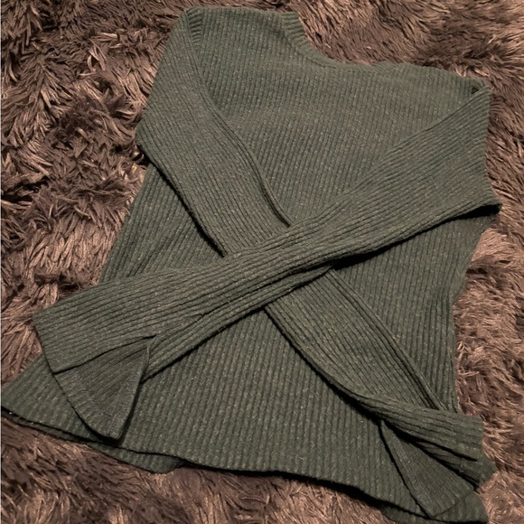 Forest Green long sleeve perfect for the cold weather! - Picture 5 of 7